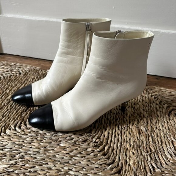Chanel CC logo Black and White round toed boots - Picture 1 of 7